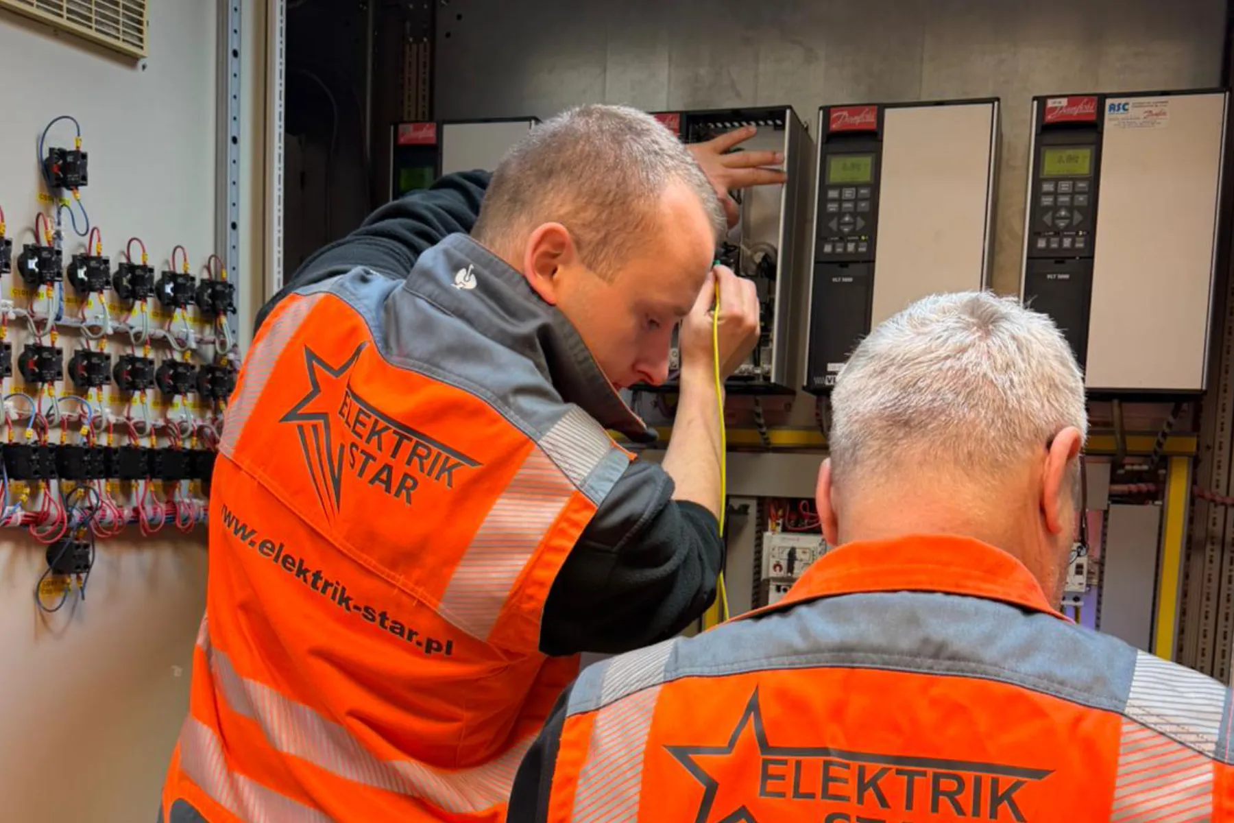 Pomiarowcy Elektrik-Star sprawdzają szafę z falownikami