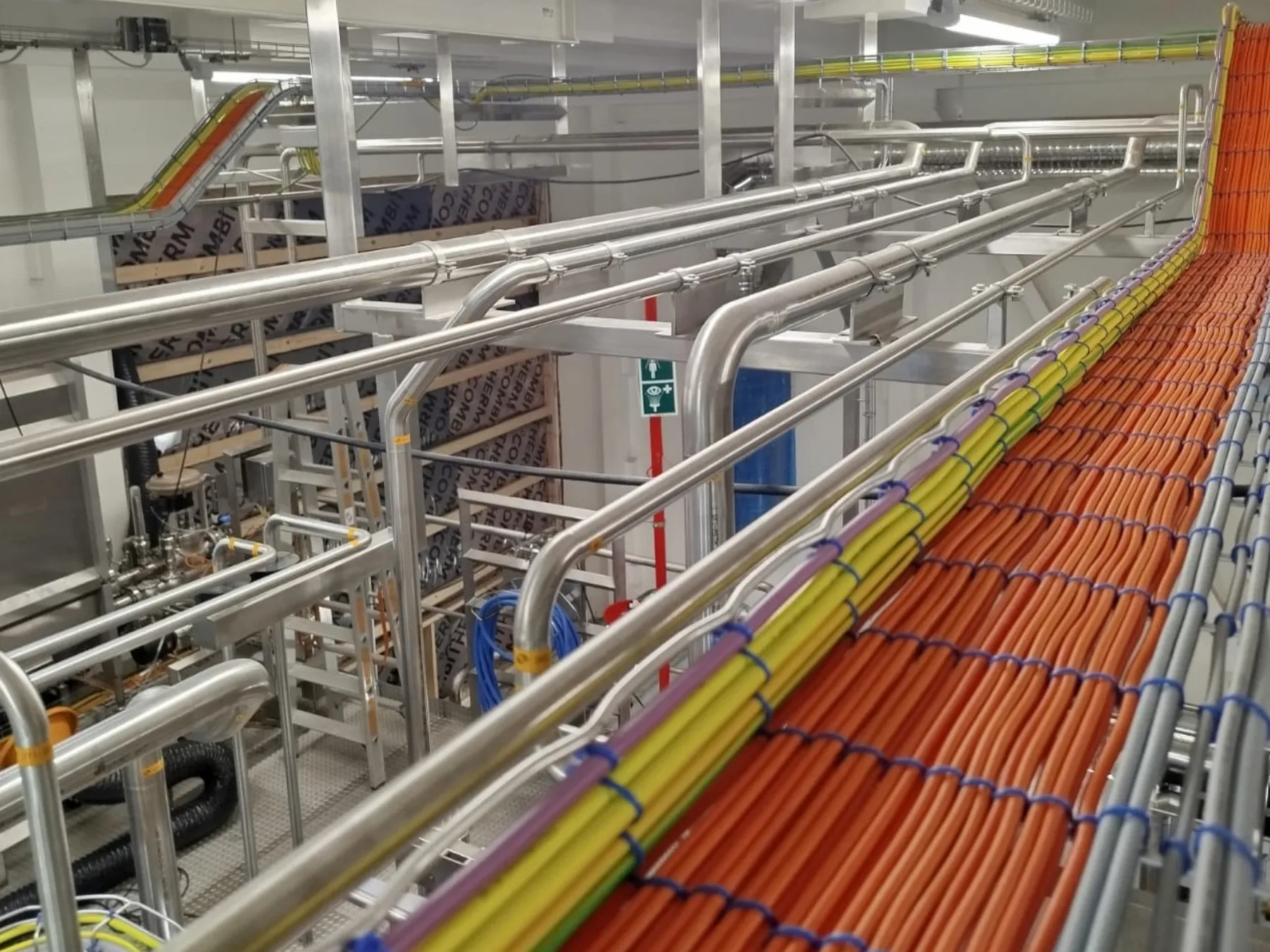 Kable na trasie kablowej wzdłuż rurociągów w zakładzie farmaceutycznym, Bionorica, Neumarkt